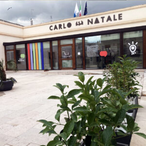 Veduta esterna della biblioteca dove si notano le vetrofanie colorate sulle grandi vetrate dell'edificio